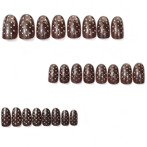 Dunkelbraune Punkt-Mandelnägel zum Aufkleben mit Glanzeffekt und verschiedenen Größen