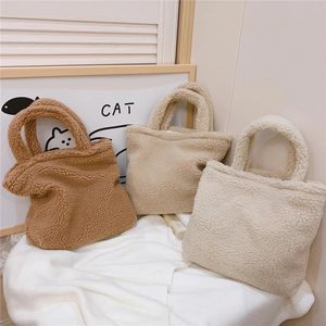 Confronto dettagliato di borse tote in sherpa peluche nei colori marrone e crema