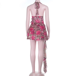 Dettaglio dell'abito con schiena scoperta leopardato, volant a strati e spalline halter