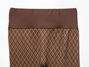 Détail de la taille élastique large et de l'imprimé géométrique sur le legging thermique