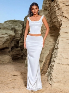 Ensemble élégant en satin blanc avec corset en dentelle et jupe longue sirène de soirée