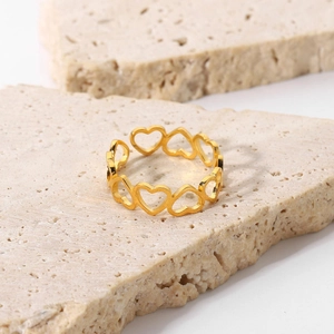 Bague ouverte en acier inoxydable plaqué or 18K avec motif de cœurs ajourés en continu