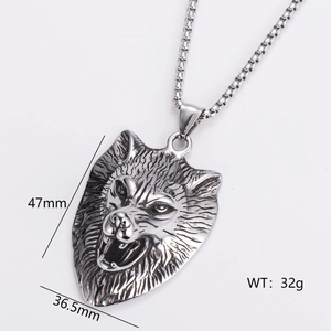 Detailed view of vintage silver wolf head pendant with precise dimensions 47mm by 36.5mm