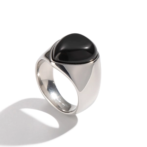 Détail d'une bague en acier argenté avec une pierre noire lisse en forme de goutte