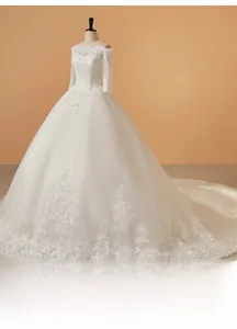 Détail d'une robe de mariée à épaules dénudées avec broderie en dentelle et tulle multicouche