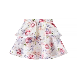 Détail de la jupe fleurie blanche à roses roses et taille élastique à volants