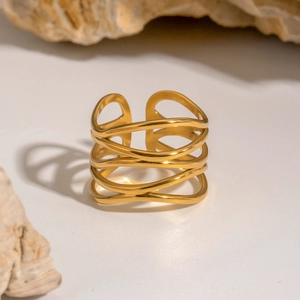 Détail de la bague multicouche plaquée or avec fils entrelacés et taille ajustable