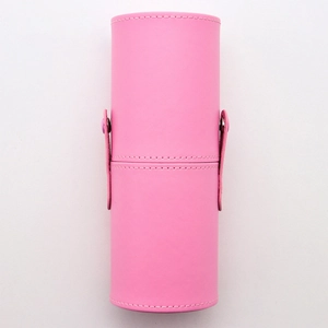 Zylindrischer Make-up-Pinselhаlter aus rosa PU-Leder mit Druckknopf auf weißem Grund