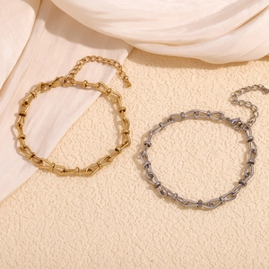 Dettaglio di cavigliere a fiocco in oro 14K e argento con chiusura su seta