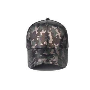 Détail macro d'une casquette de baseball en PU camouflage avec finition métal brillante