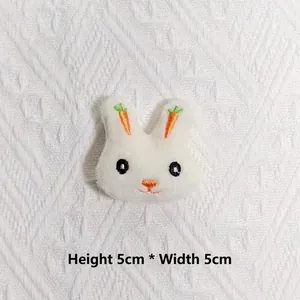 Détail d'accessoire lapin en peluche 5cm avec carotte et broderie du visage