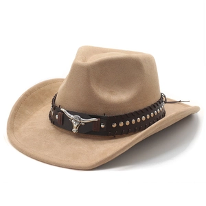 Makro-Detail des khakifarbenen Wildleder-Cowboyhuts mit silbernem Bullenkopf und Nieten