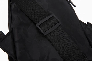 Detail von verstellbarem Gurt und Schnalle an schwarzer Business-Brusttasche mit Camo