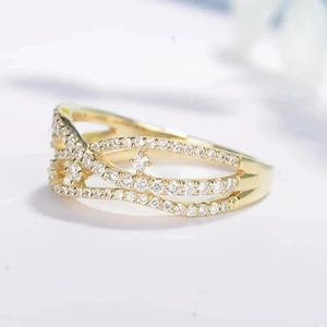 Exquisito anillo calado de estilo romano bañado en oro con diseño cruzado de cristales