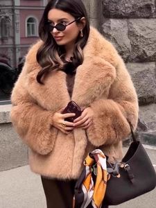 Manteau en fausse fourrure marron camel avec grand col à revers et manches longues