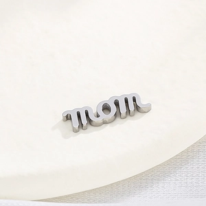 Pendentif MOM en acier inoxydable poli sur un socle rond au style minimaliste