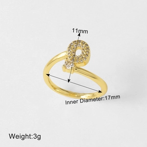Detailweergave van vergulde ring met zirkonia letter O en afmetingen van het product