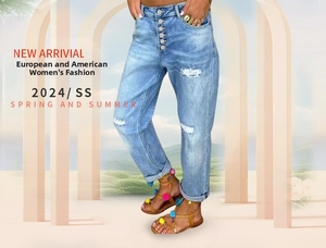Détail du jean déchiré bleu clair avec braguette à boutons argentés et texture denim usé