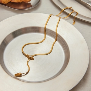 Goldene Schlangenhalskette mit Zirkonia auf Silberteller, elegante Edelstahlkette