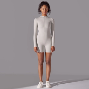 Dettaglio tutina da yoga elasticizzata con mezza zip, collo alto e maniche lunghe