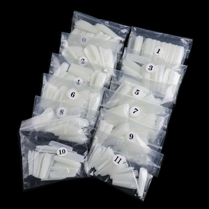 Dettaglio di unghie finte XXXL ballerine in buste con etichette delle taglie da 0 a 11