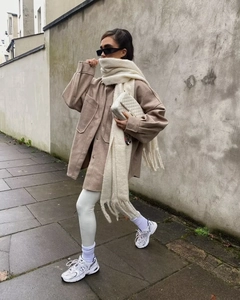 Look de rue de la veste oversize en laine kaki pour femmes avec grandes poches et écharpe