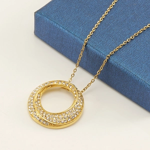 Élégant collier en acier inoxydable doré avec pendentif circulaire pavé de cristaux