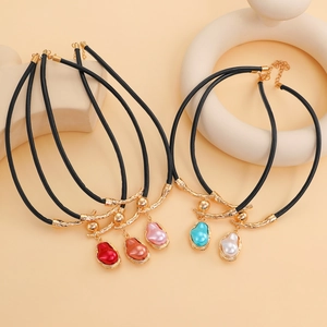 Set di collane con perle barocche in vari colori con cordoncino in pelle nera e oro