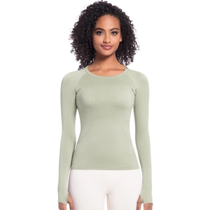 Dettaglio maglia sportiva verde salvia a maniche lunghe con fori per i pollici