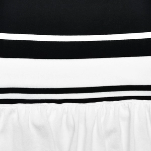 Détail de la maille rayée noire et blanche avec bordure plissée blanche