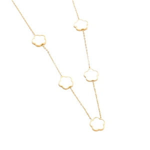 Collier en acier doré avec cinq trèfles en nacre blanche sur fond blanc pur élégant