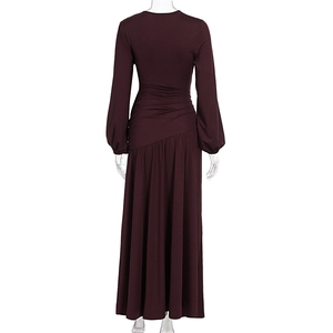Dettaglio dell'abito maxi bordeaux con drappeggio in vita e spacco laterale raffinato