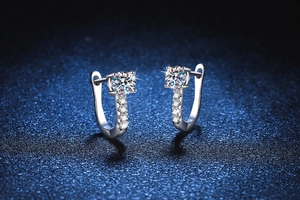 Macro de boucles d'oreilles argent en U montrant le détail de la moissanite d'un carat