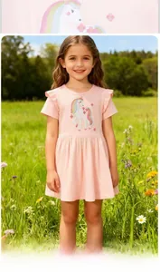 Détail de la robe rose en coton pour fille avec broderie licorne arc-en-ciel et volants