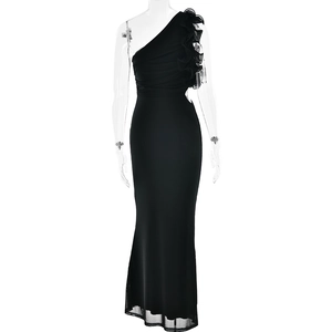 Détail d'une robe noire à une épaule avec fleur à volants 3D et coupe ajustée élégante