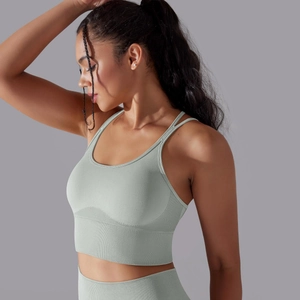 Vue latérale détaillée du soutien-gorge de yoga côtelé sans couture avec doubles bretelles