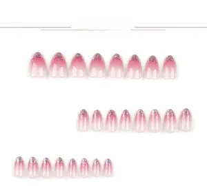 Détail de 24 faux ongles amande courts dégradés rose avec des paillettes brillantes