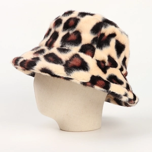 Dettaglio della texture del cappello alla pescatora leopardato in finta pelliccia
