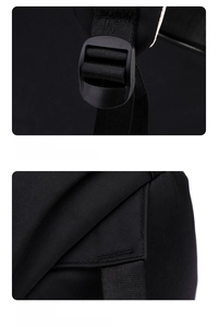 Détail de la bandoulière réglable avec coutures renforcées sur un sac à dos en nylon noir
