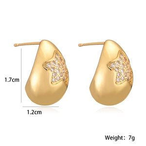 Dettaglio orecchini a goccia dorati con stelle in zircone e dimensioni del prodotto