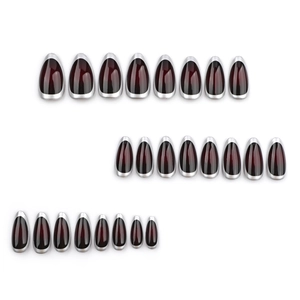 Unghie finte a mandorla sfumate rosso e nero con punte French argento metallico
