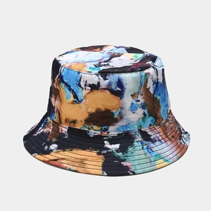 Vue détaillée du chapeau bob graffiti coloré avec coutures de bord renforcées et toile