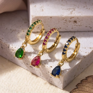 Boucles d'oreilles dorées avec pendentifs en zircon émeraude, magenta et bleu sur pierre