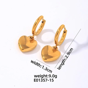 Vue détaillée de boucles d'oreilles cœur dorées irrégulières de 2,9 cm de long
