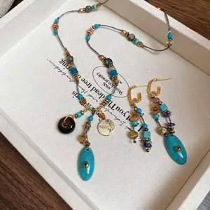 Set di collana e orecchini bohémien con perline turchesi e dettagli in metallo dorato