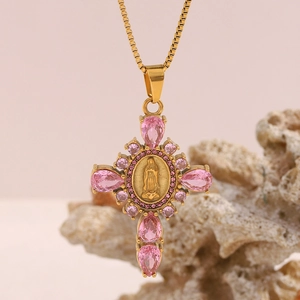 Collier croix Vierge Marie en acier doré avec des pierres précieuses roses en larmes