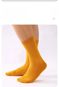 Détail des chaussettes mi-hautes côtelées en coton jaune vif à texture élastique