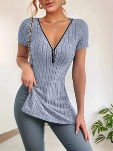 Damen Slim Fit T-Shirt in Grau mit Rippenstrick, V-Ausschnitt und Reißverschluss