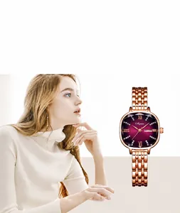 Détail d'une montre en maille or rose avec cadran carré bordeaux et guichet de date