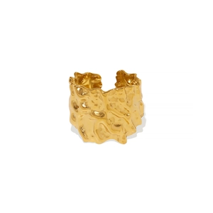 Anello in acciaio inossidabile dorato 18k con trama a lava su sfondo bianco neutro